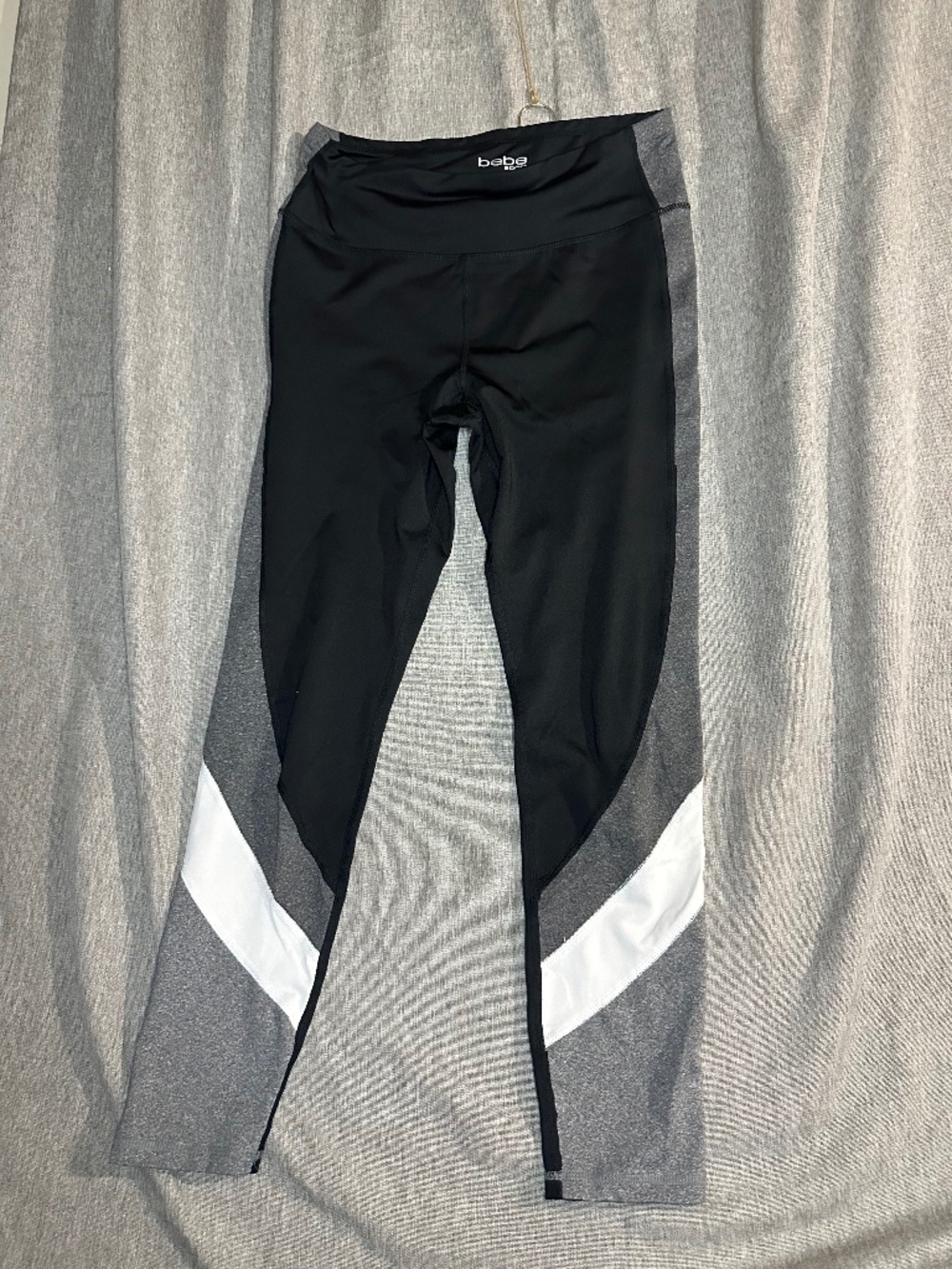 bebe SPORT Black Gray White Colorblock Chevron Accent Leggings - Size Large